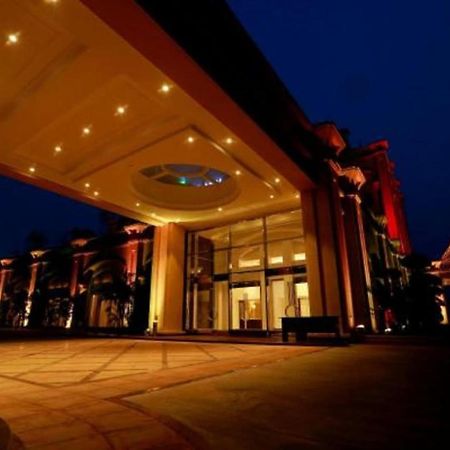 Golden Galaxy Hotels And Resorts Delhi  Exterior photo